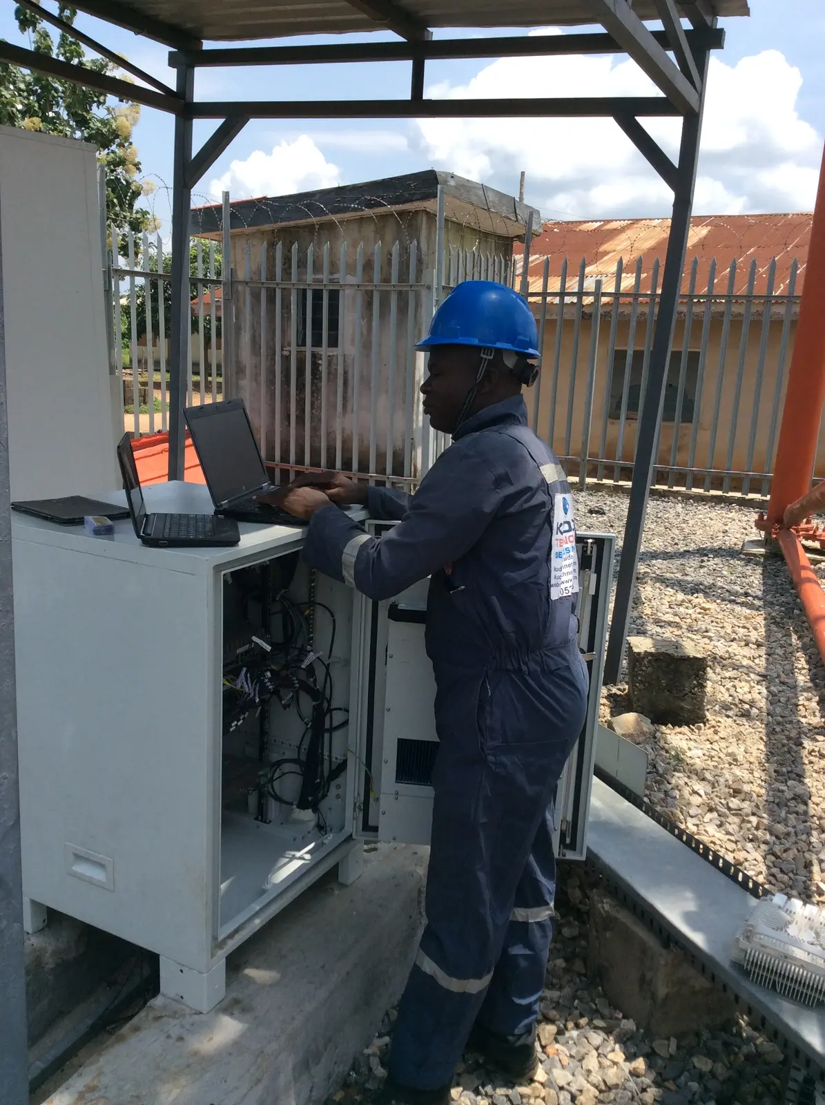 Kudos engineer configuring equipment in an outdoor cabinet